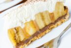 Banoffee pie gourmand avec chantilly, caramel et tranches de bananes.