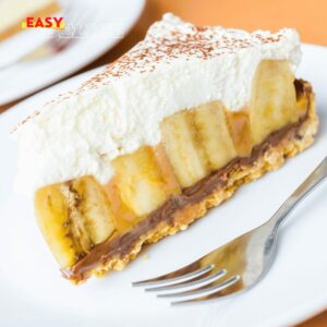 Banoffee pie gourmand avec chantilly, caramel et tranches de bananes.