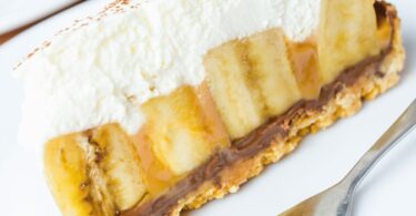 Banoffee pie gourmand avec chantilly, caramel et tranches de bananes.