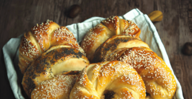 Petits pains dorés et moelleux faits maison avec une touche de vinaigre