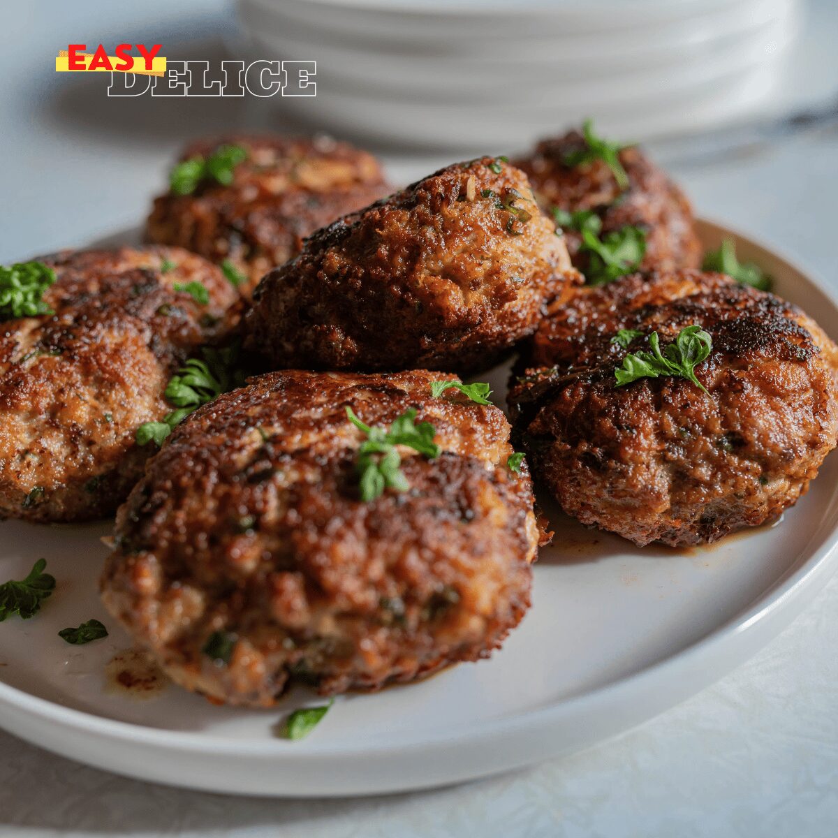 Assortiment de plats cuisinés au Airfryer, parfaits pour le Ramadan, servis sur une table festive.