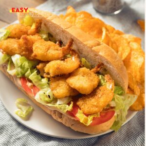 Sandwich Po’ Boy garni de crevettes croustillantes, sauce rémoulade et crudités.