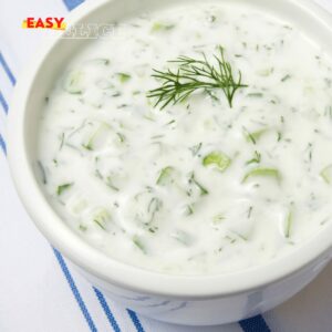 Sauce légère au yaourt et citron, servie dans un bol avec des herbes fraîches.