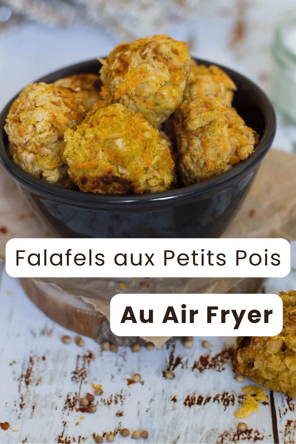 Falafels aux petits pois dorés et croustillants sortis de l’airfryer, servis avec une sauce tahini