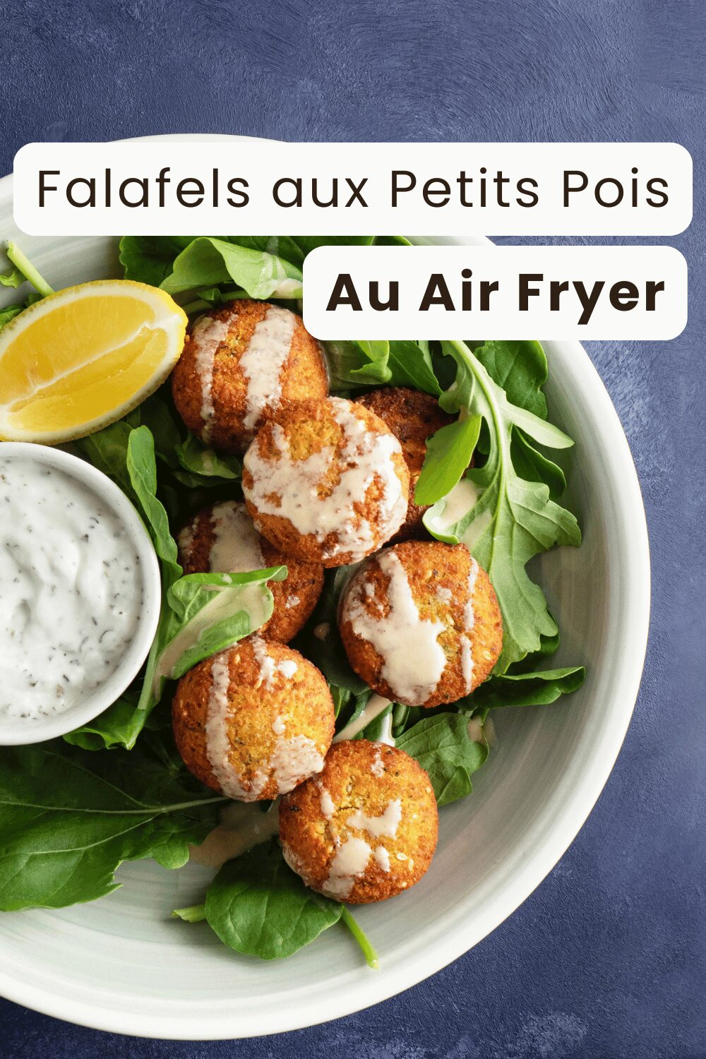 Falafels aux petits pois dorés et croustillants sortis de l’airfryer, servis avec une sauce tahini