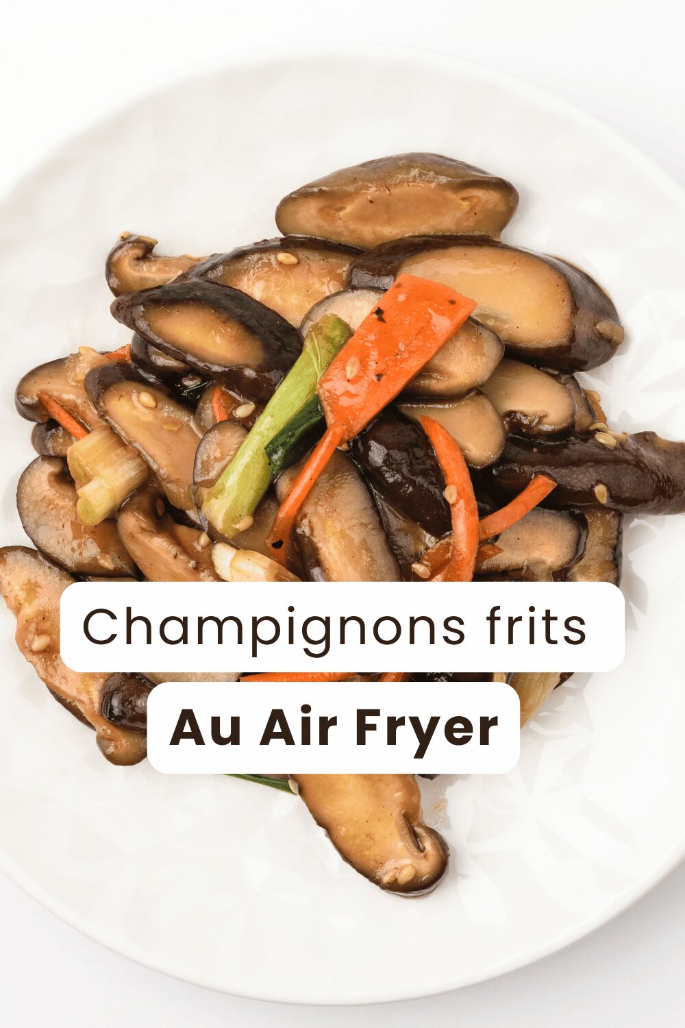 Champignons frits dorés et croustillants préparés à l’airfryer, présentés avec une sauce dip.