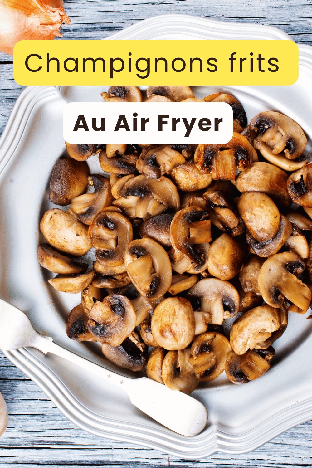 Champignons frits dorés et croustillants préparés à l’airfryer, présentés avec une sauce dip.