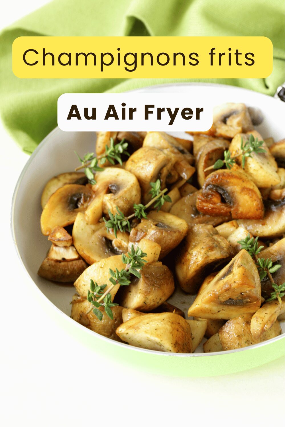 Champignons frits dorés et croustillants préparés à l’airfryer, présentés avec une sauce dip.