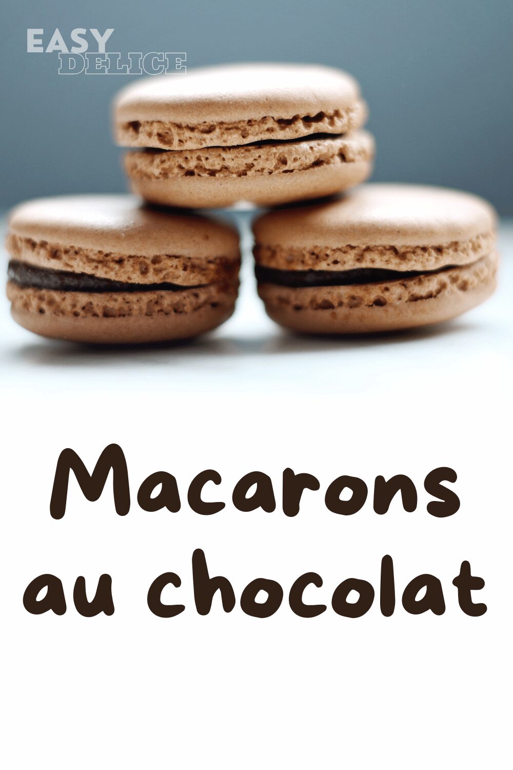 Macarons au chocolat avec ganache brillante empilés sur une assiette blanche