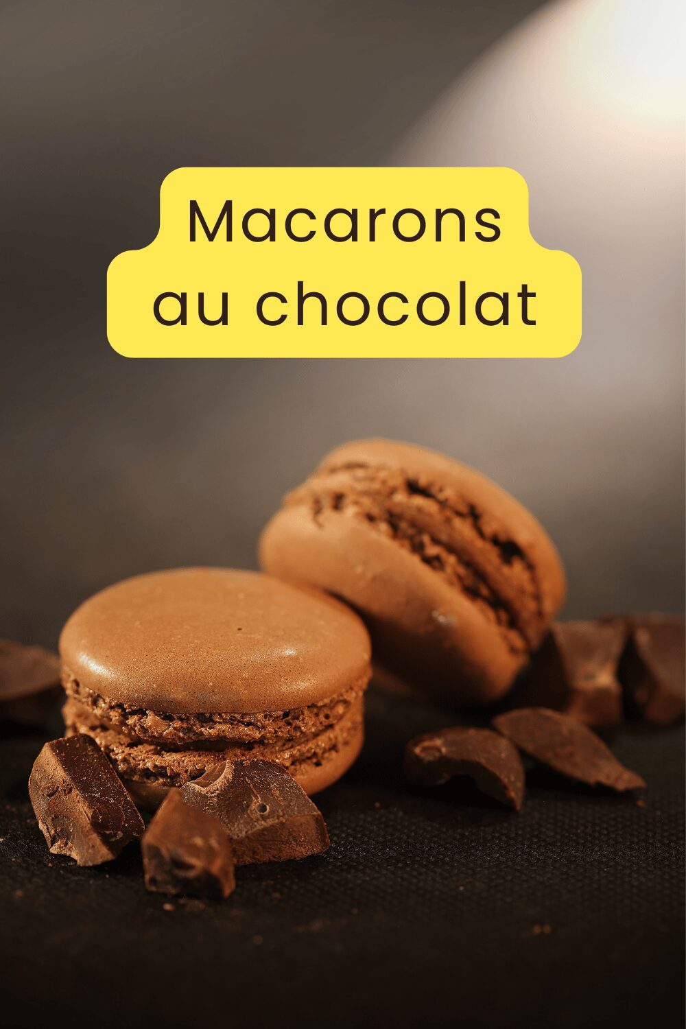 Macarons au chocolat avec ganache brillante empilés sur une assiette blanche