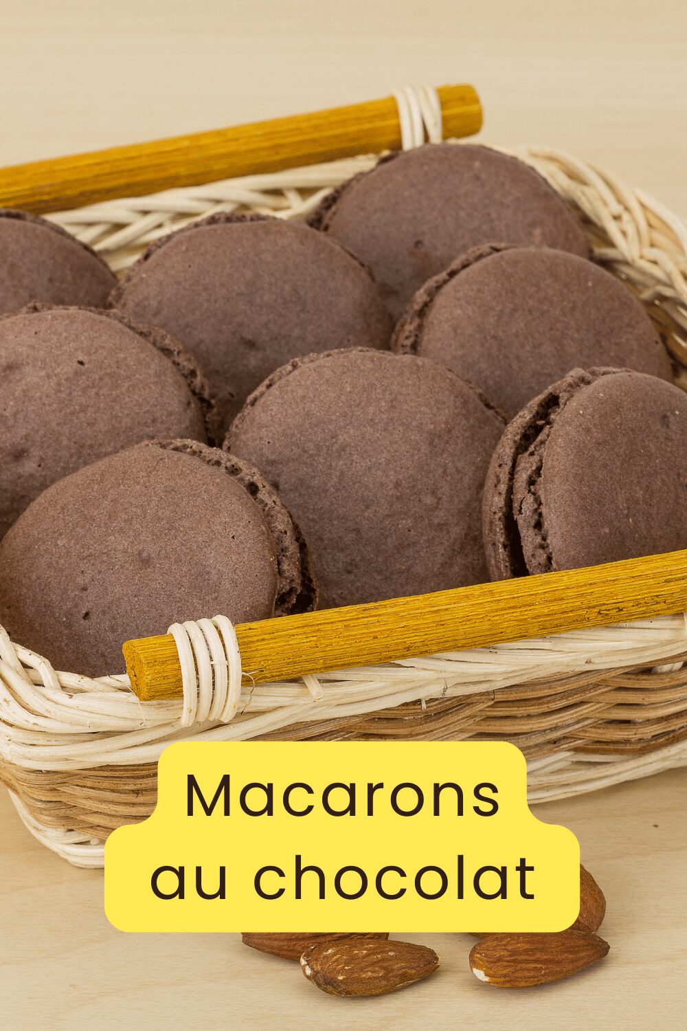 Macarons au chocolat avec ganache brillante empilés sur une assiette blanche