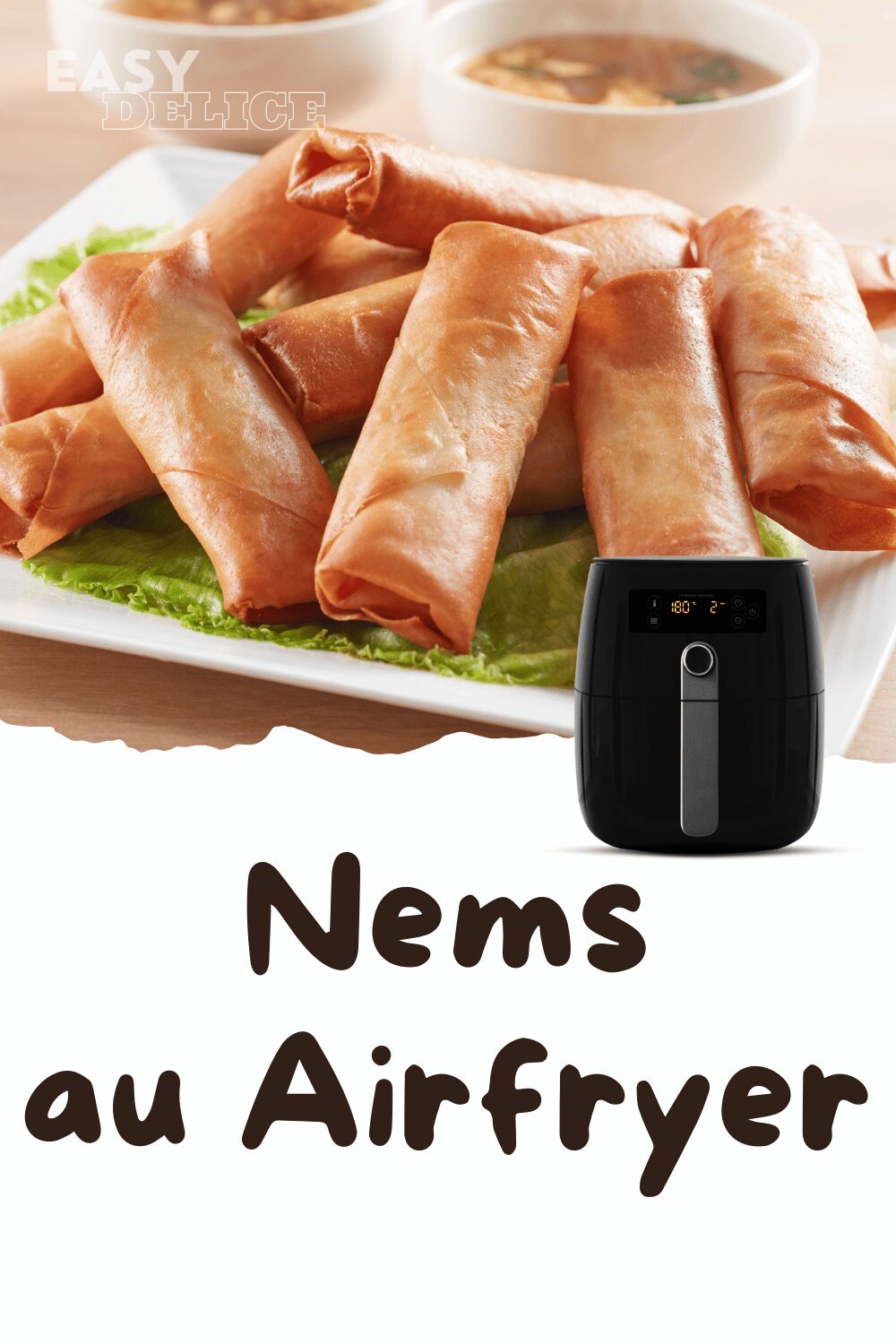 Nems croustillants cuits à l’airfryer, servis avec une sauce nuoc-mâm et des herbes fraîches.