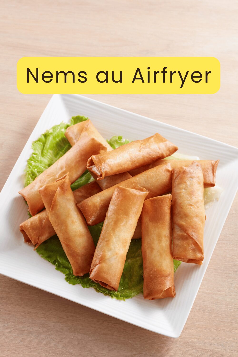 Nems croustillants cuits à l’airfryer, servis avec une sauce nuoc-mâm et des herbes fraîches.