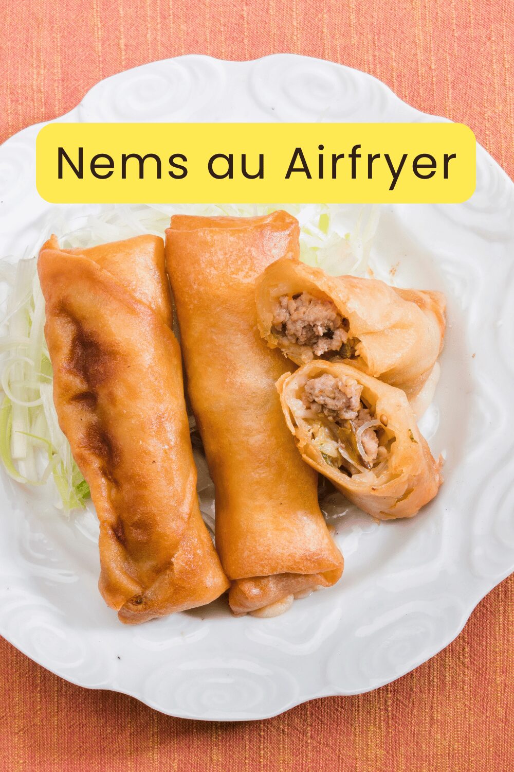 Nems croustillants cuits à l’airfryer, servis avec une sauce nuoc-mâm et des herbes fraîches.