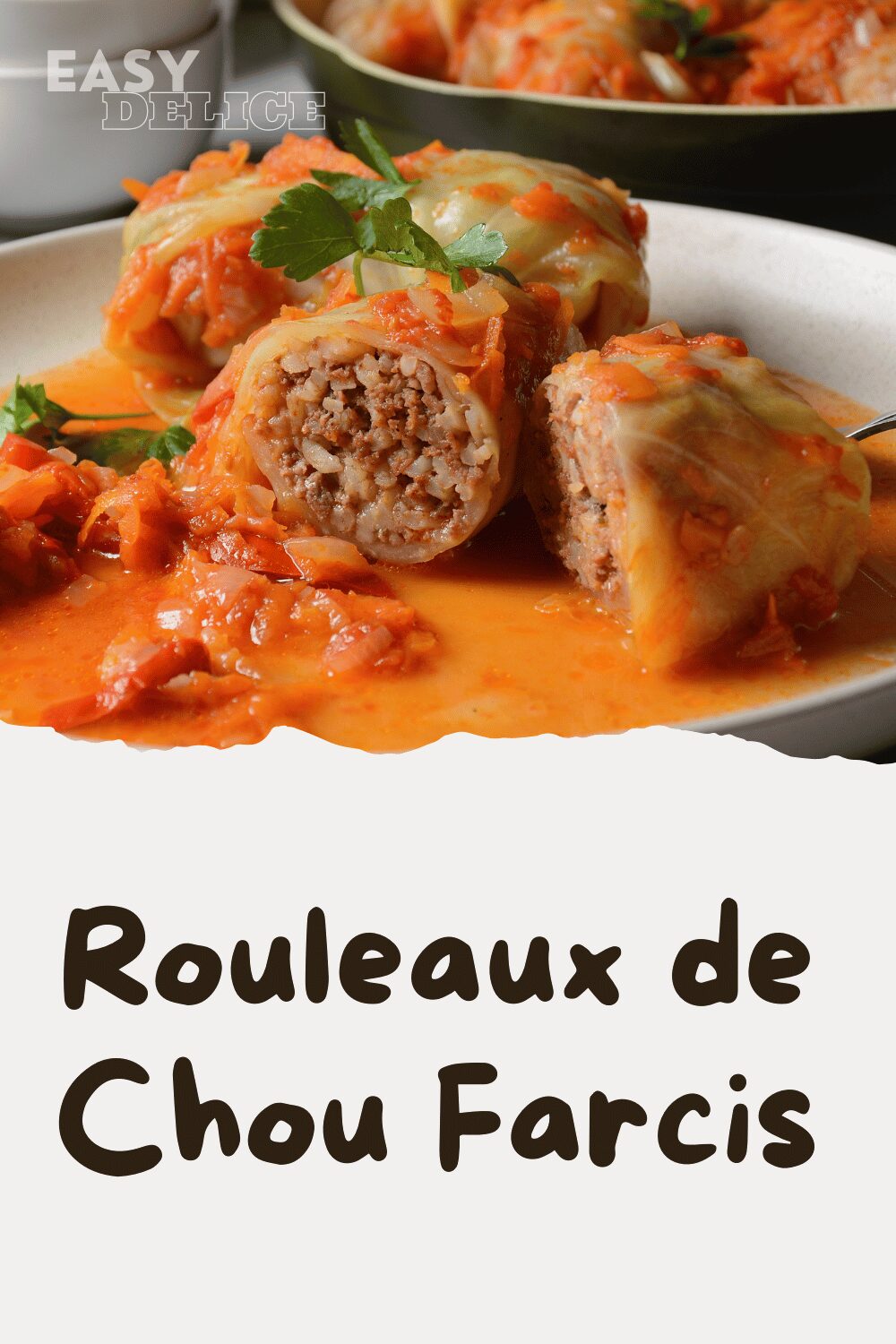 Rouleaux de chou farcis nappés de sauce tomate dans une assiette rustique