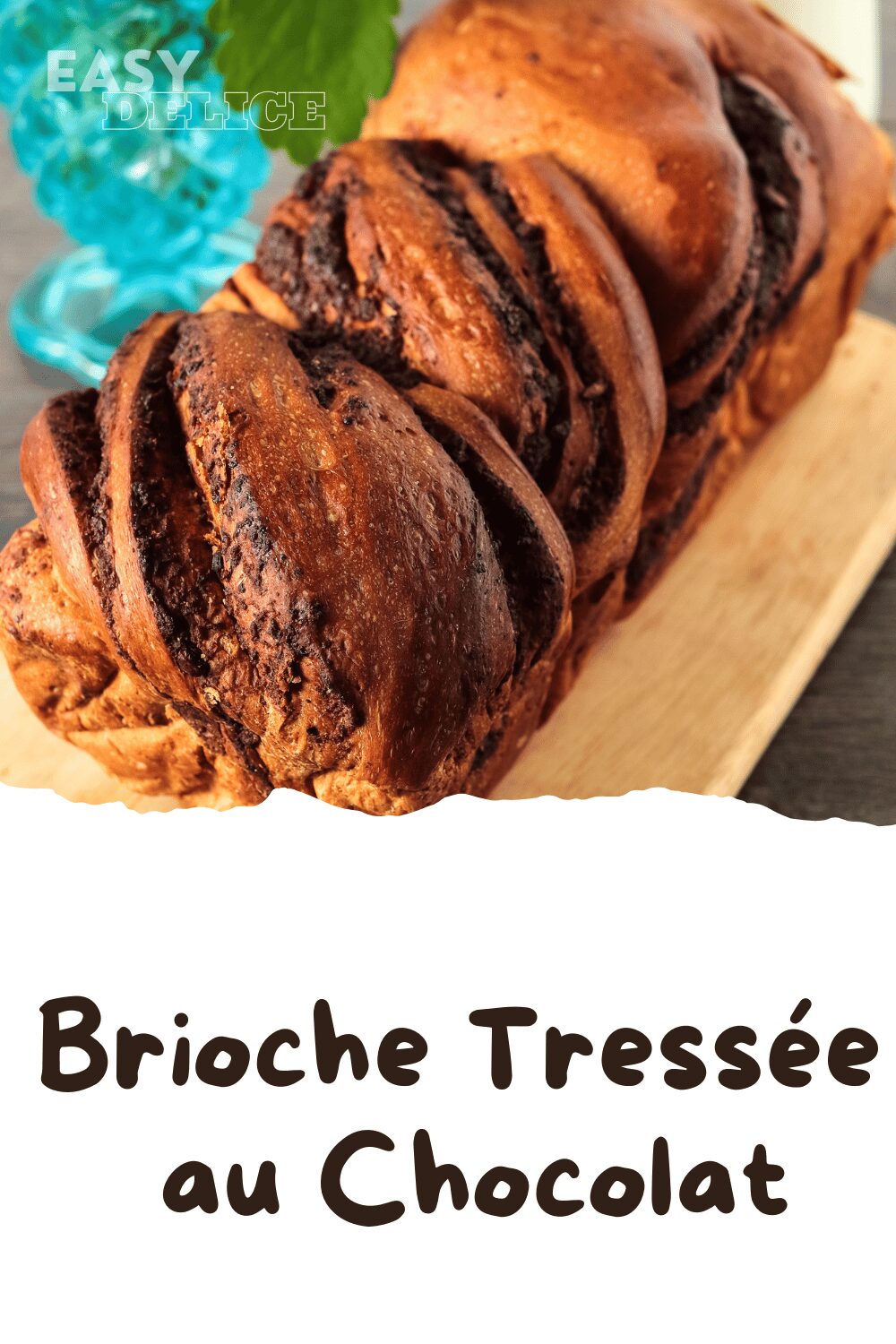 Brioche tressée au chocolat dorée et moelleuse, avec un cœur fondant au chocolat.