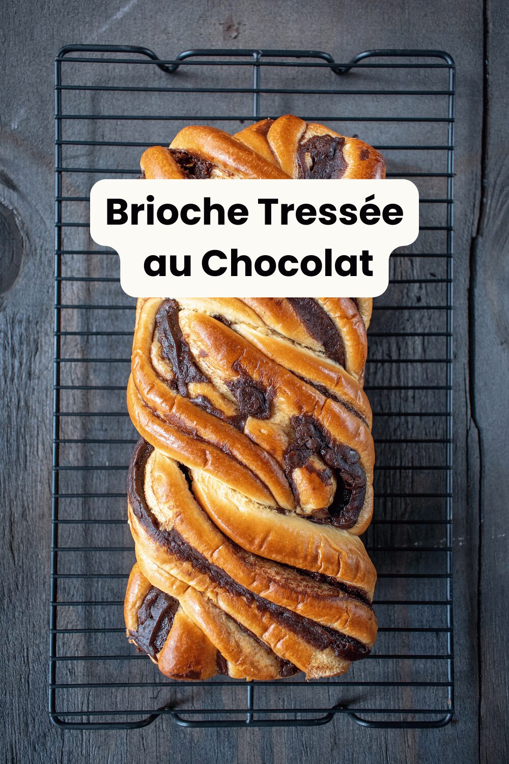 Brioche tressée au chocolat dorée et moelleuse, avec un cœur fondant au chocolat.