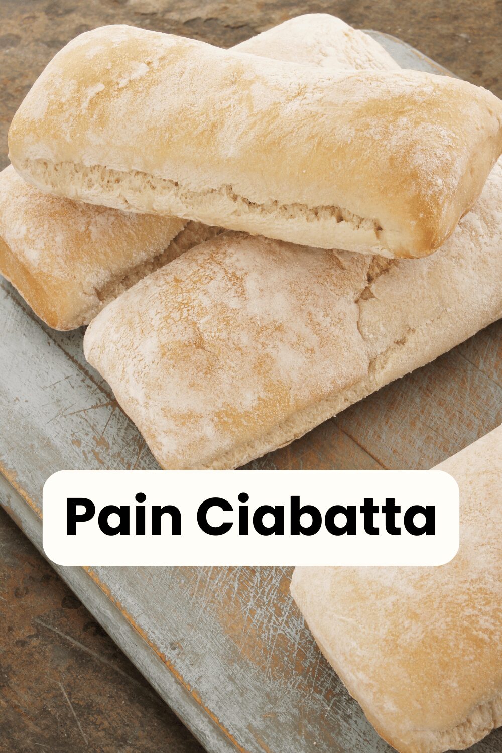  Pain ciabatta maison avec une mie alvéolée et une croûte dorée et croustillante.