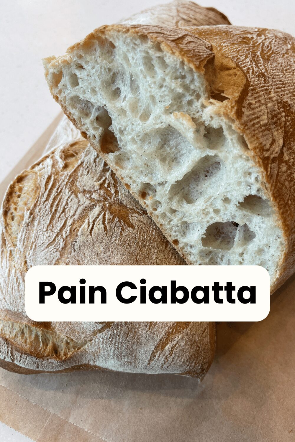  Pain ciabatta maison avec une mie alvéolée et une croûte dorée et croustillante.