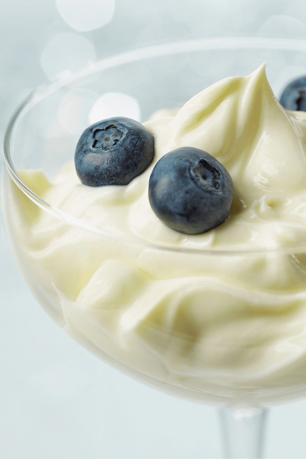 Crème Chantilly au mascarpone dans un bol, fouettée et onctueuse