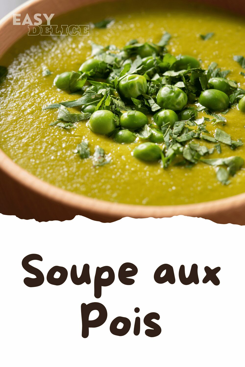  Bol de soupe aux pois fumante avec des morceaux de jambon et du persil frais.