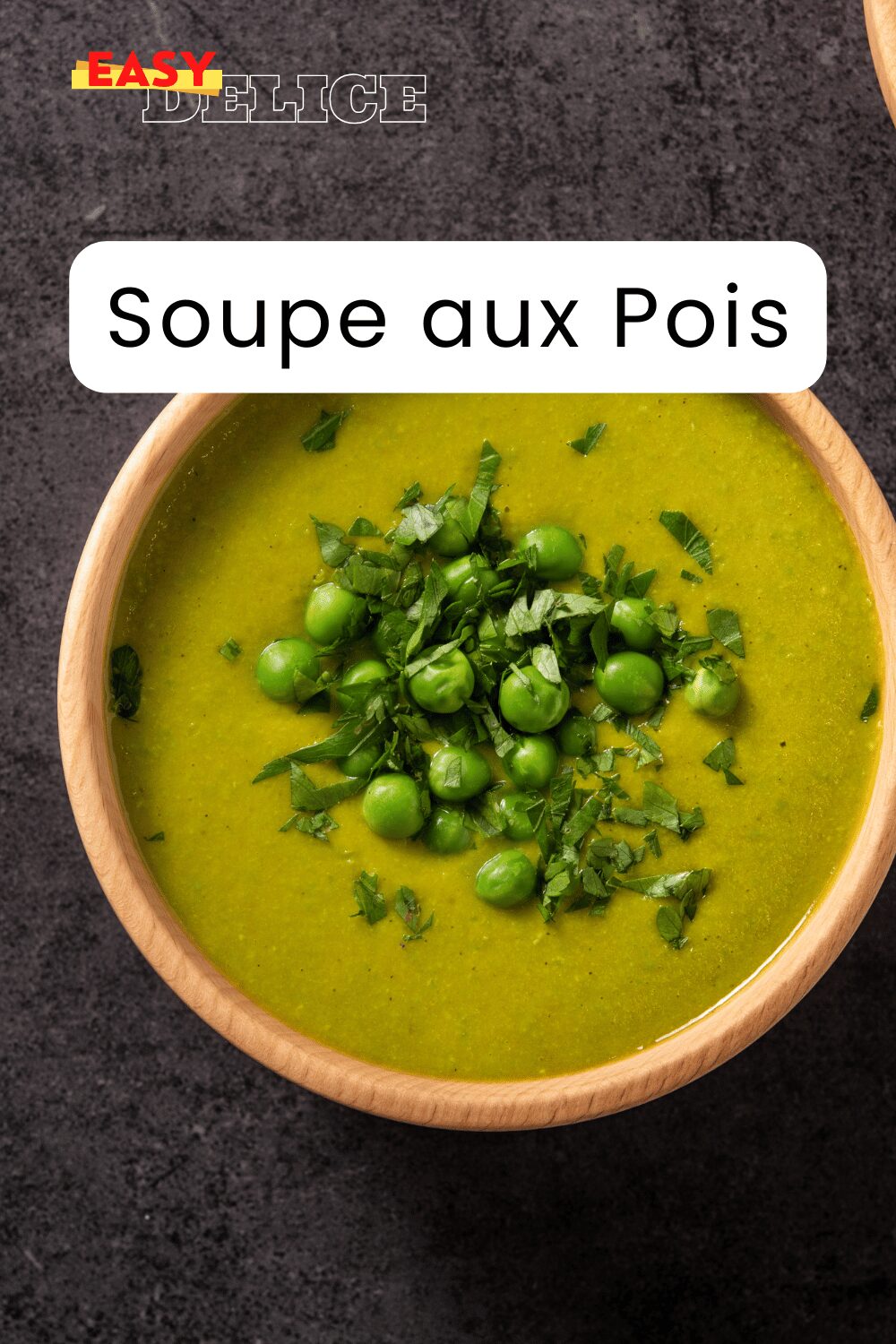  Bol de soupe aux pois fumante avec des morceaux de jambon et du persil frais.