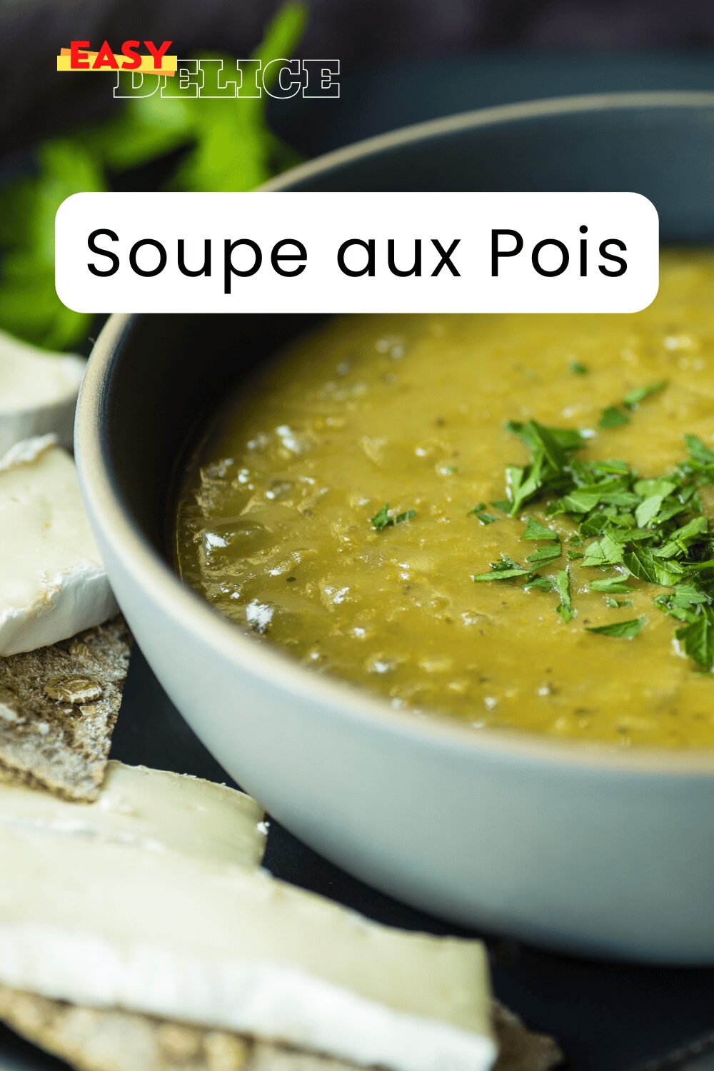  Bol de soupe aux pois fumante avec des morceaux de jambon et du persil frais.