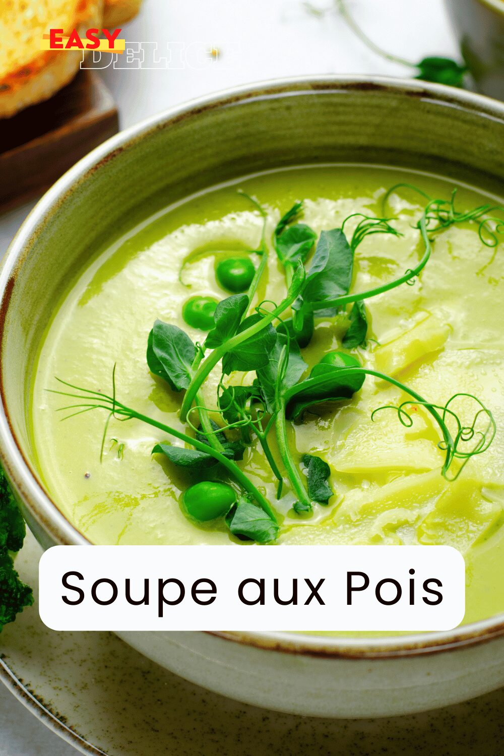  Bol de soupe aux pois fumante avec des morceaux de jambon et du persil frais.