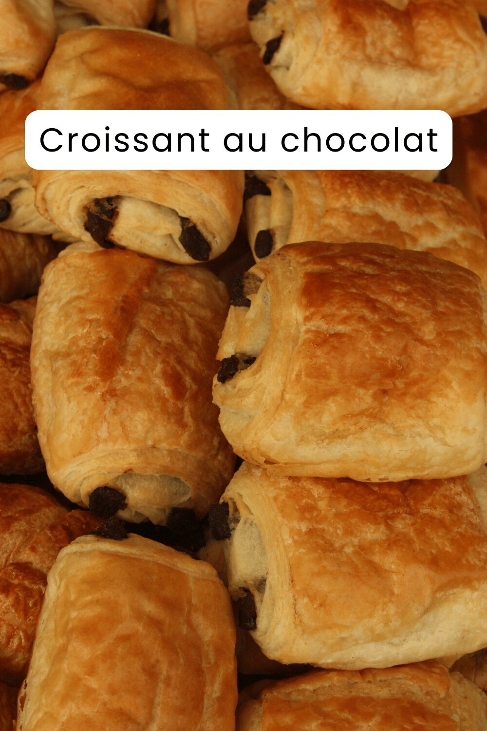 Croissant au chocolat doré et croustillant, garni de chocolat fondant.