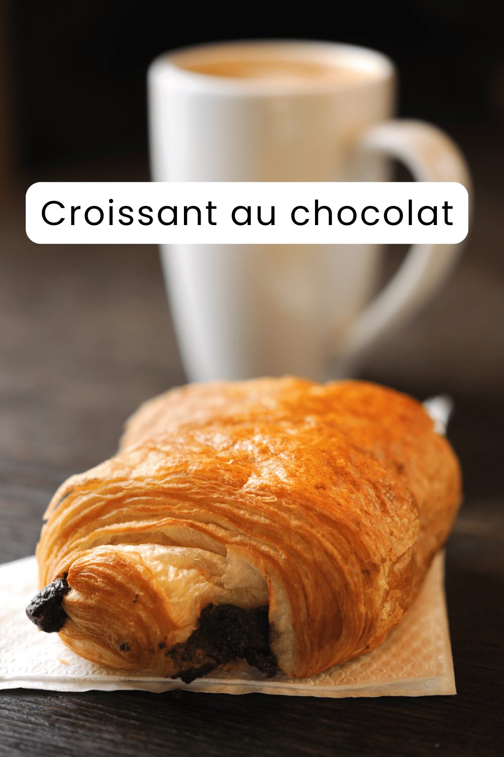 Croissant au chocolat doré et croustillant, garni de chocolat fondant.