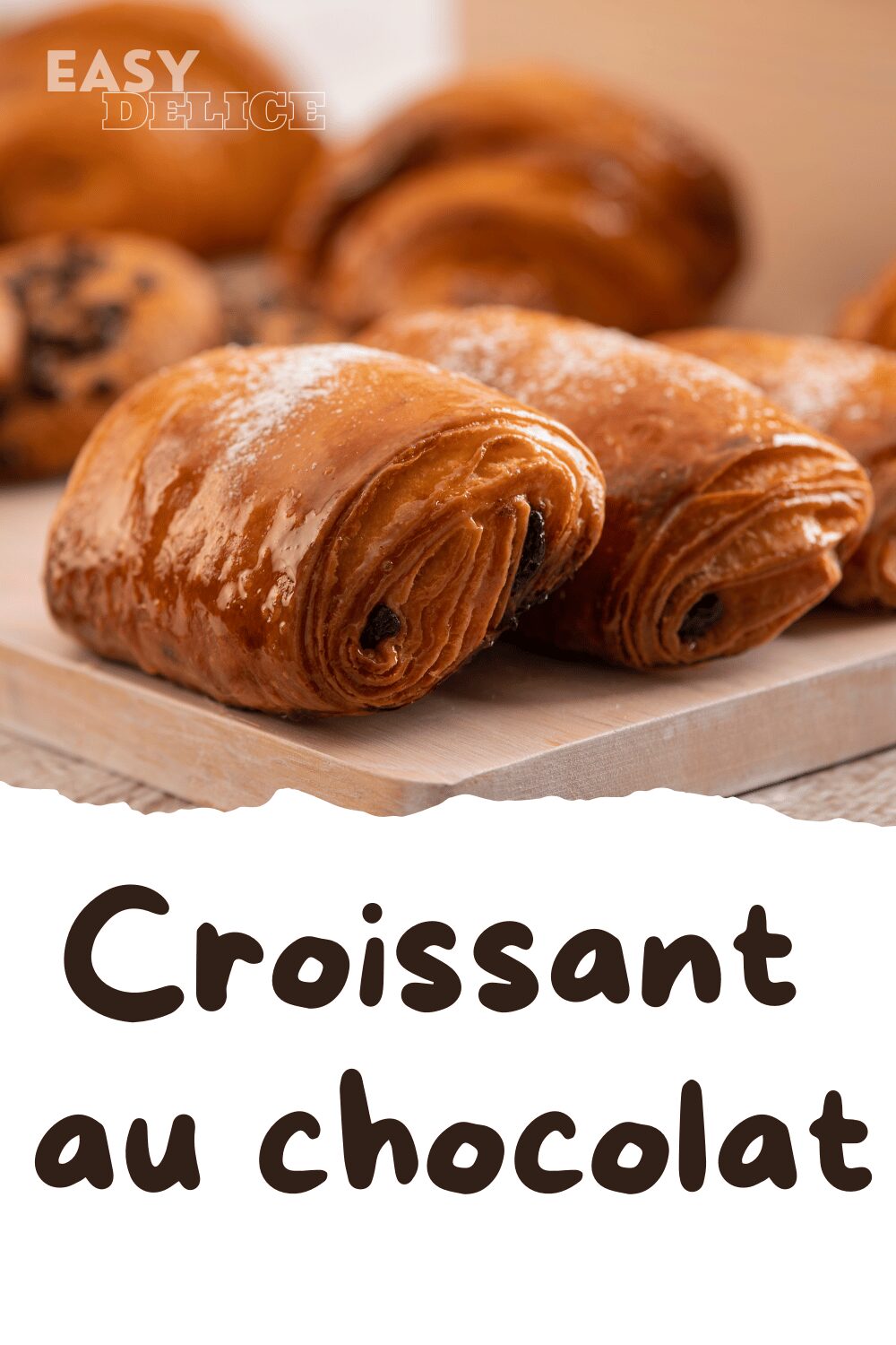 Croissant au chocolat doré et croustillant, garni de chocolat fondant.