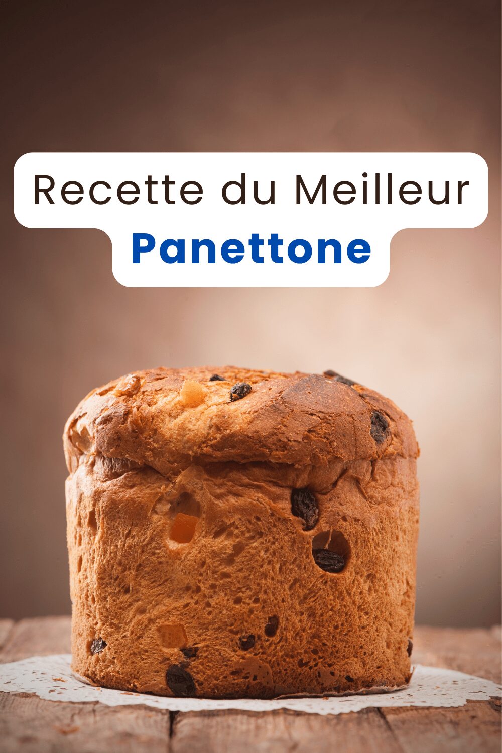 Panettone maison doré avec raisins secs et écorces d’orange sur une table festive.