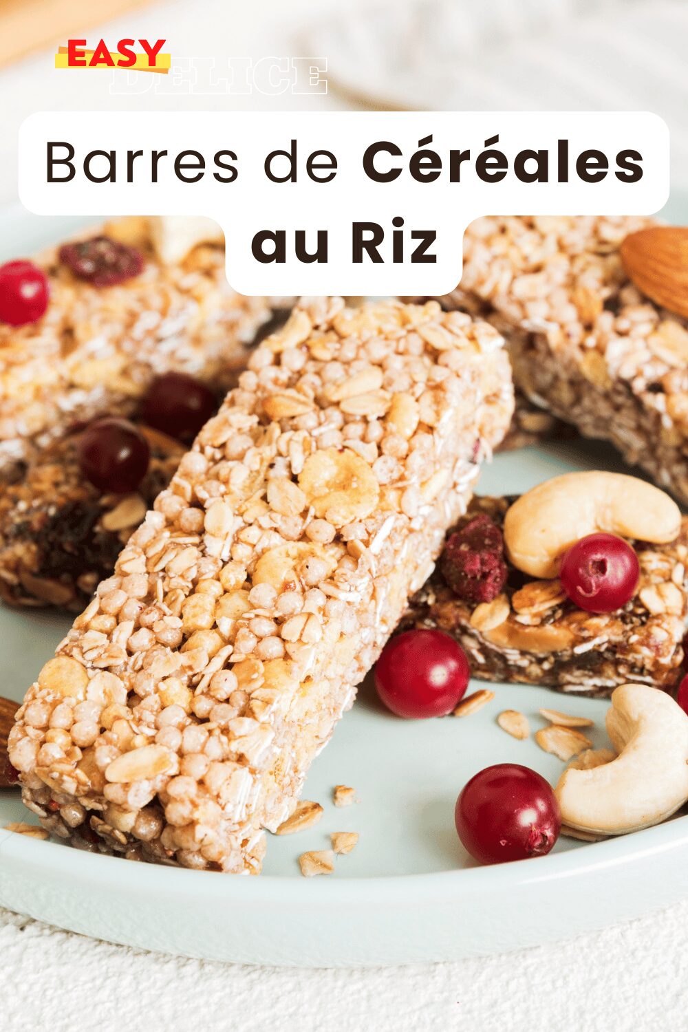 Barres de céréales au riz soufflé avec pépites de chocolat sur une planche en bois.