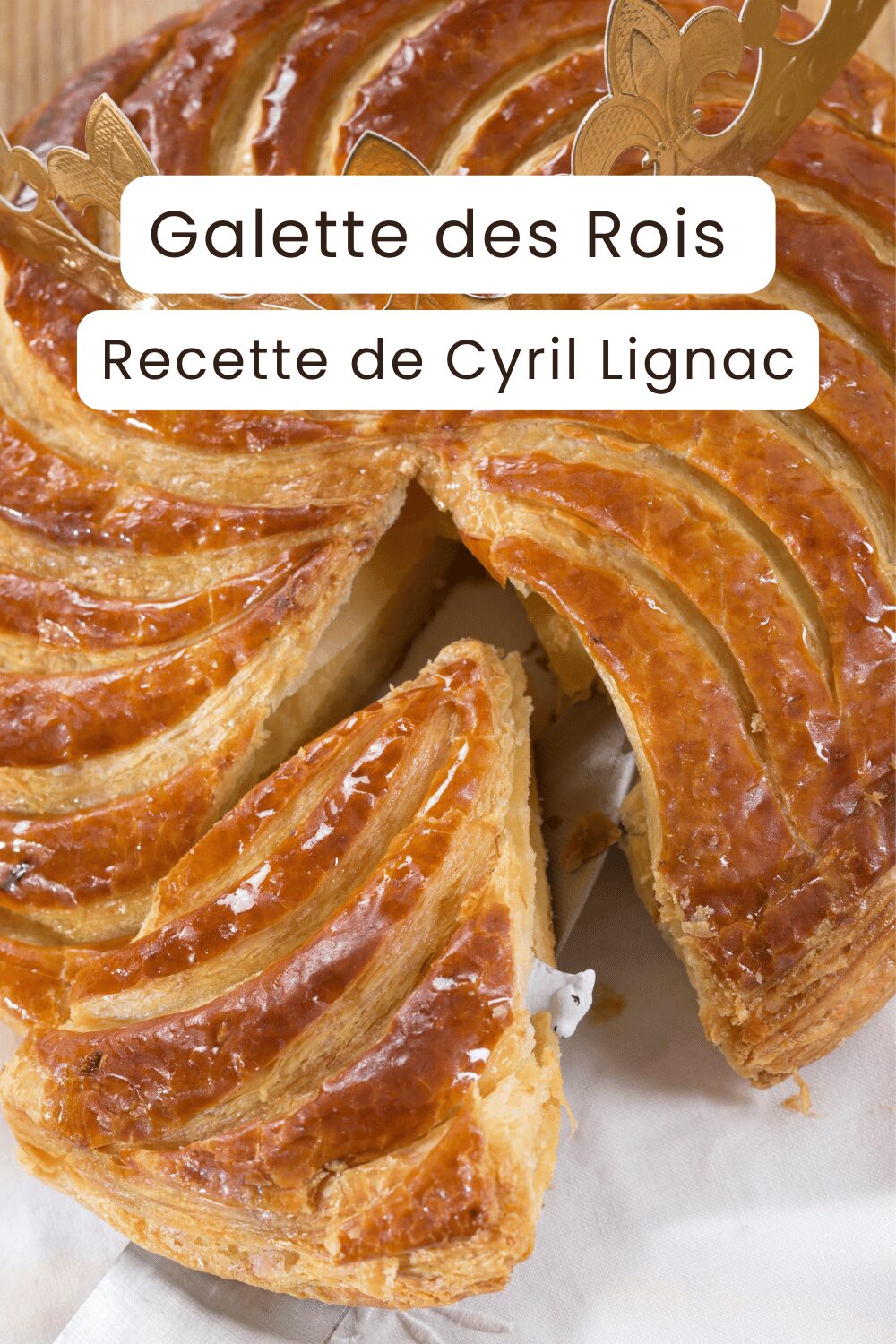 Galette des rois de Cyril Lignac dorée avec motifs en rosace sur une table festive.