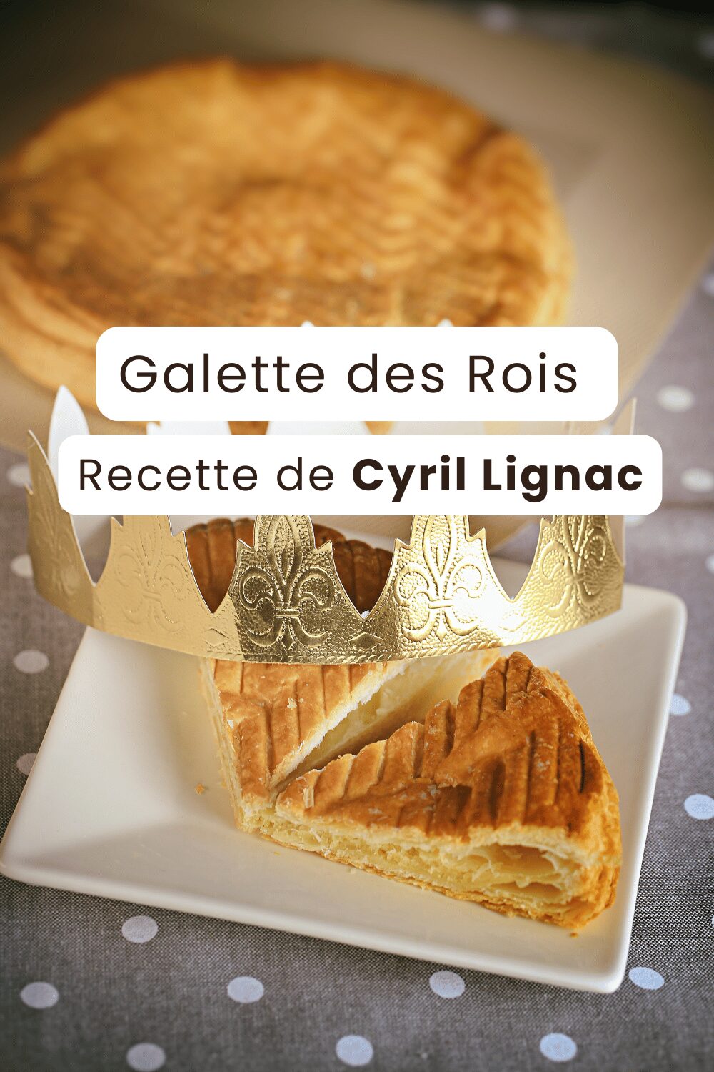 Galette des rois de Cyril Lignac dorée avec motifs en rosace sur une table festive.