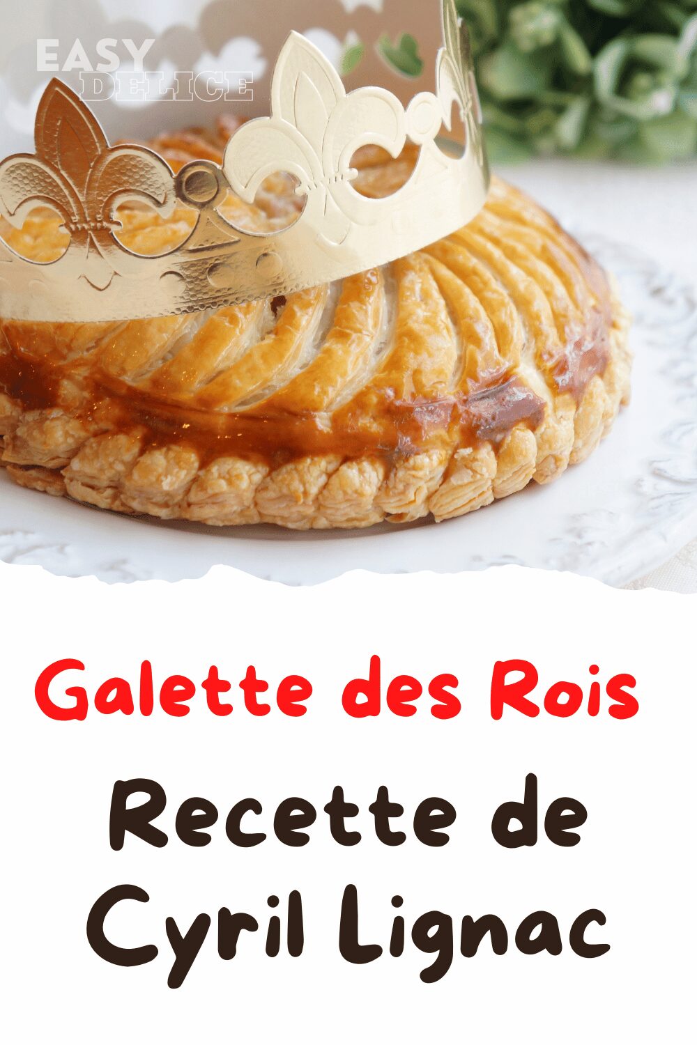 Galette des rois de Cyril Lignac dorée avec motifs en rosace sur une table festive.