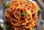 Spaghetti à la sauce bolognaise express servis dans une assiette avec parmesan
