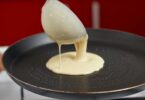 Pâte à crêpes lisse dans un bol, prête à être cuite