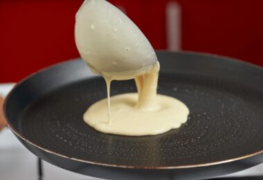 Pâte à crêpes lisse dans un bol, prête à être cuite
