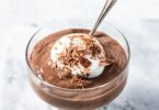 Mousse au chocolat non sucrée dans une verrine, saupoudrée de cacao brut