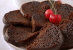 Moelleux au chocolat léger sans beurre ni farine, tranché sur une assiette