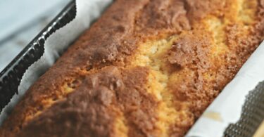 Gâteaux fondants à la noix de coco dorés disposés sur une grille de refroidissement.