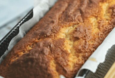 Gâteaux fondants à la noix de coco dorés disposés sur une grille de refroidissement.