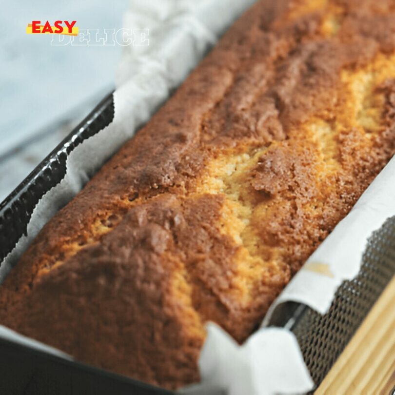 Gâteaux fondants à la noix de coco dorés disposés sur une grille de refroidissement.