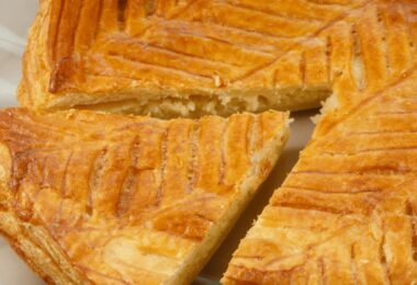 Galette des rois de Cyril Lignac dorée avec motifs en rosace sur une table festive