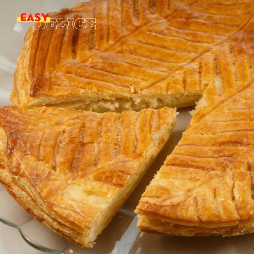 Galette des rois de Cyril Lignac dorée avec motifs en rosace sur une table festive