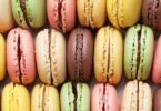 Macarons maison colorés avec ganache au chocolat sur une assiette