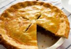 Recette de Tourte à la Viande : Un Plat Réconfortant et Savoureux La tourte à la viande est un classique de la cuisine familiale, combinant une farce riche en saveurs à une pâte croustillante pour un résultat à la fois simple et délicieux. Cette recette tourte viande utilise une garniture de viande hachée parfumée aux légumes et épices, enveloppée dans une pâte brisée ou feuilletée selon vos préférences. Idéal pour un dîner convivial ou un repas à préparer à l’avance, ce plat plaira à tous les amateurs de cuisine maison. Suivez ces étapes pour une tourte viande maison réussie à coup sûr. Pourquoi Choisir cette Recette de Tourte à la Viande ? Une préparation accessible : parfaite pour les cuisiniers débutants ou pressés. Une saveur généreuse : viande, légumes et épices pour un goût équilibré. Une texture parfaite : pâte dorée et croustillante autour d’une farce moelleuse. Une polyvalence : personnalisez la garniture selon vos envies. Ingrédients pour 6 Personnes 500 g de viande hachée (bœuf, porc ou mélange des deux) 1 gros oignon, finement haché 2 gousses d’ail, hachées 1 grosse carotte, râpée 1 poivron rouge, haché 2 cuillères à soupe d’huile d’olive 1 boîte de tomates concassées (400 g) 1 cuillère à soupe de concentré de tomates 1 cuillère à café d’origan séché 1 cuillère à café de cumin en poudre Sel et poivre, selon votre goût 2 feuilles de pâte brisée ou feuilletée (prêtes à l’emploi ou maison) Produits recommandés : Utilisez un moule à tarte, une poêle antiadhésive et des tomates concassées bio disponibles sur Amazon (liens affiliés). Étapes de Préparation 1. Préchauffer le Four Préchauffez votre four à 180°C (thermostat 6 ou 350°F). Préparez un moule à tarte de 24-26 cm de diamètre. 2. Faire Revenir les Aromates Dans une grande poêle, chauffez l’huile d’olive à feu moyen. Ajoutez l’oignon et l’ail hachés, puis faites-les revenir pendant 5 minutes jusqu’à ce qu’ils soient dorés et parfumés, en remuant régulièrement. 3. Cuire la Viande Incorporez la viande hachée dans la poêle. Faites-la dorer pendant 6-8 minutes en l’émiettant avec une cuillère en bois jusqu’à ce qu’elle soit bien cuite et uniformément colorée. 4. Ajouter les Légumes Ajoutez la carotte râpée et le poivron rouge haché. Faites cuire 5 minutes supplémentaires, jusqu’à ce que les légumes commencent à ramollir, en mélangeant bien. 5. Préparer la Sauce Versez les tomates concassées, le concentré de tomates, l’origan, le cumin, le sel et le poivre. Mélangez soigneusement et laissez mijoter à feu doux pendant 10 minutes, jusqu’à ce que la sauce épaississe légèrement et que les saveurs se développent. Laissez tiédir un peu avant de garnir. 6. Monter la Tourte Chemisez le moule avec une feuille de pâte brisée ou feuilletée, en appuyant bien sur les bords pour qu’elle épouse la forme. Versez le mélange de viande uniformément sur la pâte. Recouvrez avec la seconde feuille de pâte, en scellant les bords en les pinçant ou en les roulant ensemble. 7. Finaliser et Cuire Faites 3-4 petites entailles sur le dessus de la pâte avec un couteau pour permettre à la vapeur de s’échapper. Enfournez à 180°C pendant 25 à 30 minutes, jusqu’à ce que la pâte soit dorée et croustillante. Vérifiez la cuisson en observant la coloration. 8. Servir Laissez la tourte à la viande refroidir 5 à 10 minutes avant de la couper en parts. Servez chaude ou tiède, seule ou accompagnée d’une salade verte.