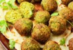 Falafels aux petits pois dorés et croustillants sortis de l’airfryer, servis avec une sauce tahini