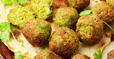 Falafels aux petits pois dorés et croustillants sortis de l’airfryer, servis avec une sauce tahini